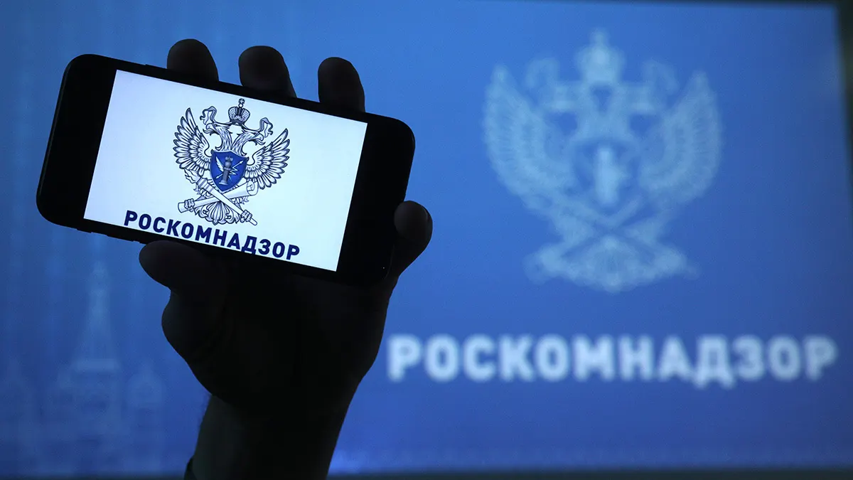 Ведомство объяснило блокировку наличием материалов с «пропагандой нетрадиционных сексуальных отношений». Редакция называет это надуманным поводом и заявляет о намерении продолжать работу внутри России.
