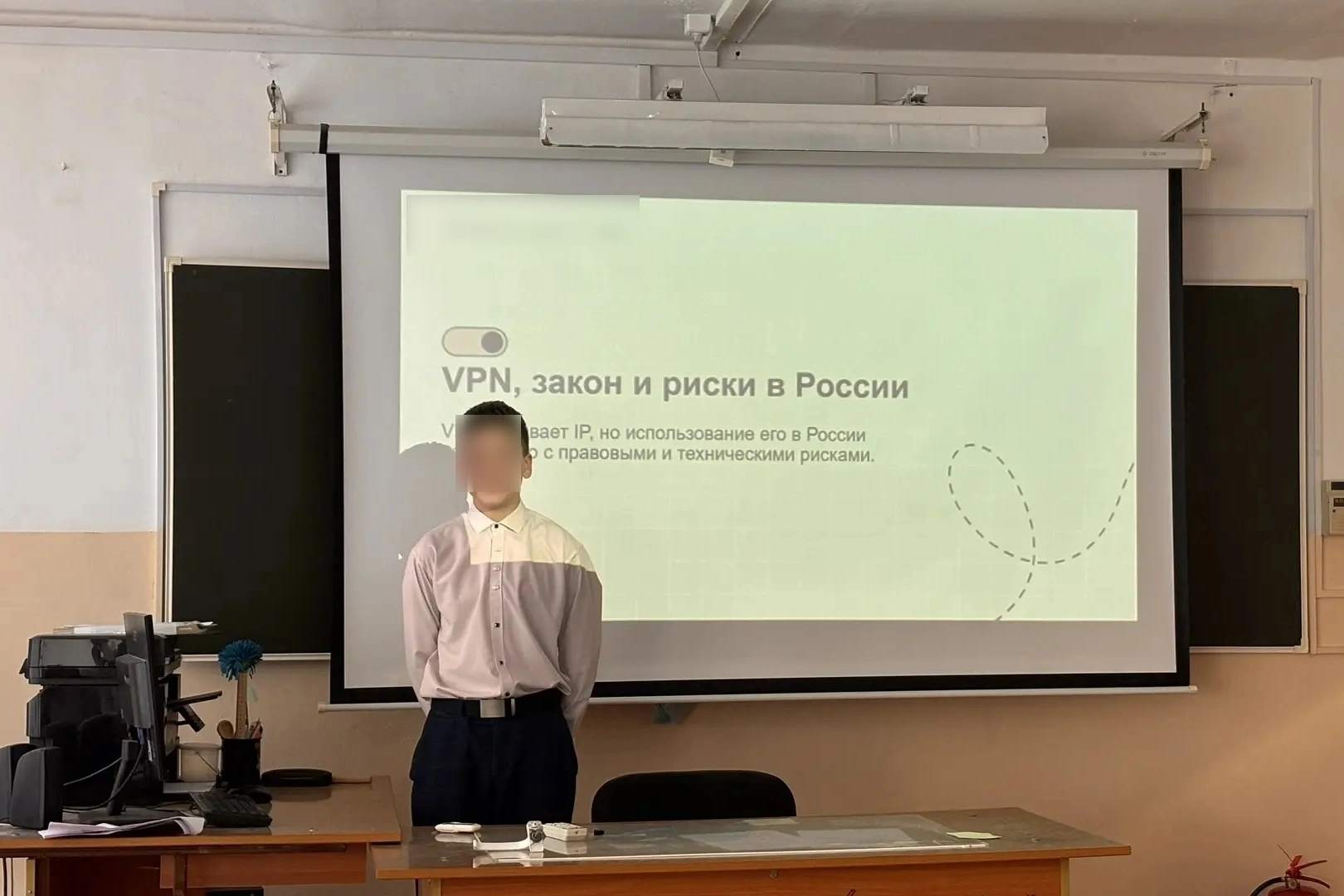 В ряде российских школ появились специальные уроки и «беседы по безопасному интернету», на которых ученикам рассказывают об опасности бесплатных и непроверенных VPN-сервисов, рисках утечки персональных данных и юридических последствиях онлайн-активности.