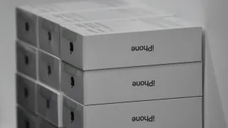 У российских ритейлеров скопились нереализованные партии флагманских смартфонов Apple и Samsung, из‑за чего цены на гаджеты заметно снизились.
