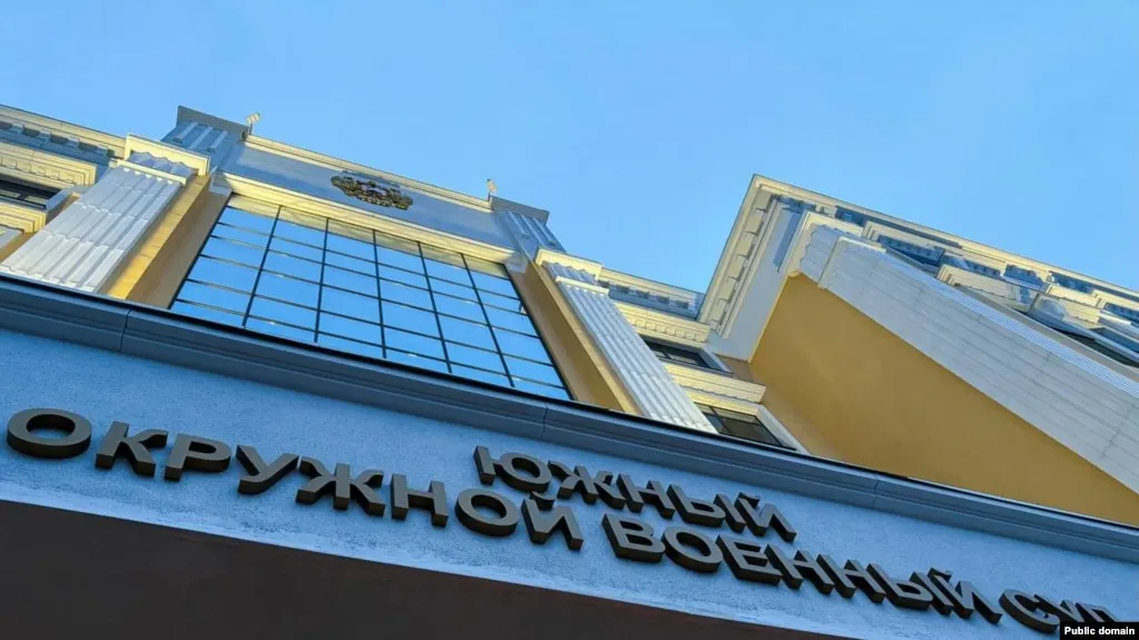 Южный окружной военный суд в Ростове-на-Дону приговорил трёх молодых людей к срокам от восьми до десяти лет лишения свободы по делу о подготовке поджога военкоматов. Осуждённые будут отбывать наказание в колонии строгого режима, первые три года — в тюрьме.