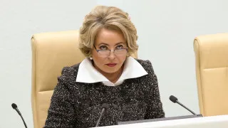 Спикер Совета Федерации Валентина Матвиенко заявила, что стратегическую демографическую угрозу можно преодолеть, если россияне перестанут концентрироваться в крупных городах, начнут строить большие дома, заводить многодетные семьи и массово сажать цветы во дворах — на фоне рекордного снижения рождаемости и естественной убыли населения.