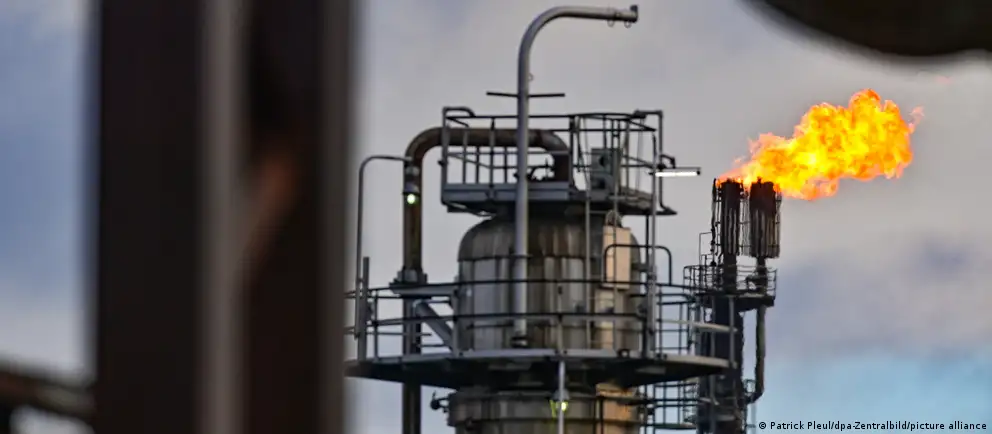 С мая 2026 года планируется остановка транзита казахстанской нефти в Германию по трубопроводу «Дружба». Это затронет крупный нефтеперерабатывающий завод PCK в Шведте, который снабжает Берлин и Бранденбург, и может привести к росту цен и перебоям в поставках топлива в регионе.