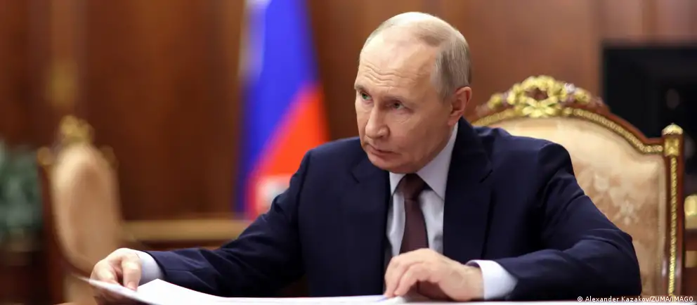 Президент России подписал закон, который ослабляет антикоррупционный контроль: сделки чиновников и их семей до назначения на должность и регистрации брака больше не будут проверяться, а декларировать нужно будет только совокупный доход семьи.