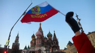 На фоне спада ВВП, снижения спроса и роста налогов объем просроченных долгов российских компаний перед поставщиками и контрагентами поднялся до 8,2 трлн рублей — это около 3,8% ВВП и исторический максимум. Больше всего неплатежей приходится на обрабатывающую промышленность и торговлю, а основное бремя задержек ложится на малый бизнес.