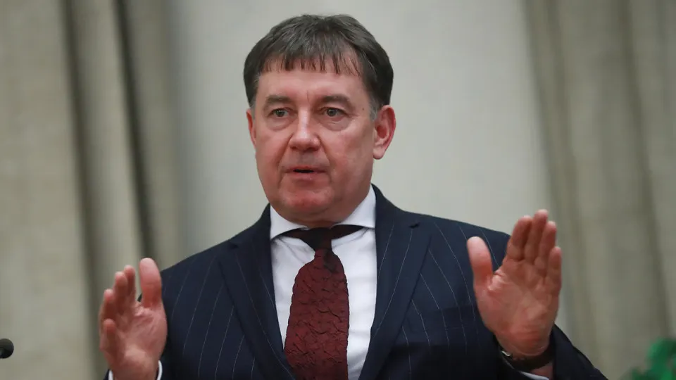 Мосгорсуд оставил в силе решение о национализации более 100 объектов недвижимости и сети бизнес-отелей Marton на 9 млрд рублей, связанных с бывшим председателем Совета судей России Виктором Момотовым. Генпрокуратура заявляет о его связях с криминальными авторитетами, уклонении от налогов и использовании судейского статуса для защиты коррупционных доходов.