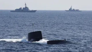 Правительство Японии кардинально пересмотрело послевоенную политику и разрешило экспорт летальных вооружений, открыв путь к поставкам ракет, кораблей, подлодок и самолетов за рубеж при жестком государственном контроле.
