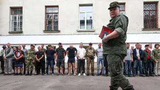 Минобороны подготовило поправки, позволяющие проверять военнослужащих на алкогольное опьянение прямо в части при помощи экспресс‑тестов, без обязательной доставки в медучреждение.