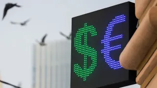 Официальный курс доллара на 22 апреля снизился до 74,59 рубля — минимума с февраля 2023 года. Укреплению рубля способствуют высокие цены на нефть, рост экспортной выручки и пауза Минфина во валютных операциях.