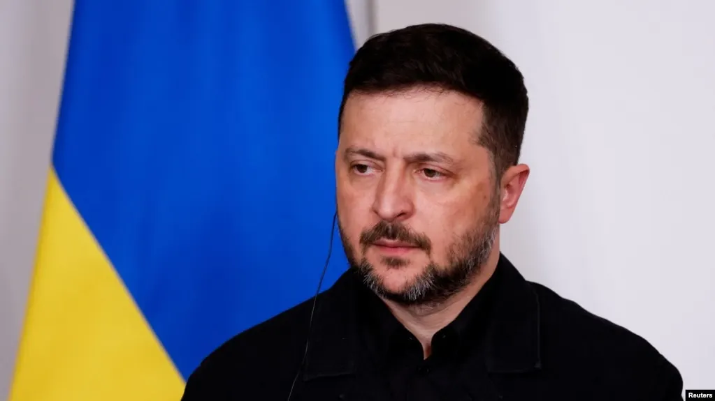 Президент Украины выразил опасение, что предлагаемое Россией кратковременное перемирие может быть тактическим шагом ради спокойного проведения парада; при этом он поддерживает инициативы, которые защищают гражданских и способствуют обмену пленными.