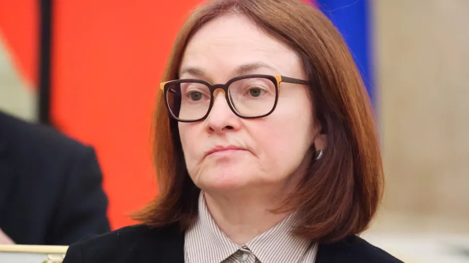 Банк России ожидает резкий рост нефтяных доходов из‑за конфликта на Ближнем Востоке, но прогноз по ВВП и потреблению почти не меняется: экономика замедляется, инфляционные риски усиливаются, а ключевая ставка может держаться на уровне 14–14,5% годовых.