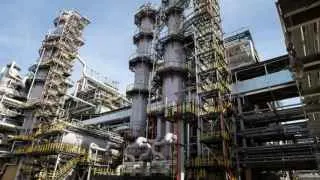 Сызранский нефтеперерабатывающий завод временно остановил основную установку из‑за повреждений оборудования после удара БПЛА; ремонт ожидается в течение одной‑двух недель, власти усиливают контроль за производством топлива на НПЗ.