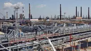 Из-за атак дронов приостановили работу Новокуйбышевский и Туапсинский нефтеперерабатывающие заводы, а также ранее были остановлены НПЗ в Нижегородской, Саратовской и Ленинградской областях.