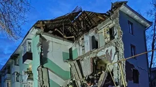 В Сызрани один из беспилотников попал в многоквартирный дом, частично обрушился подъезд, из-под завалов спасены 11 человек, в том числе двое детей. Ночью ПВО сообщила о перехвате 155 украинских дронов в ряде регионов России, временно ограничивалась работа нескольких аэропортов.