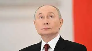 Владимир Путин сравнил нынешнюю ситуацию с временами Великой Отечественной войны, заявив, что вся страна должна работать на фронт, и пообещал продолжить создание «зоны безопасности» у границы с Украиной, уверяя, что цели СВО будут достигнуты. Между тем источники сообщают о планах затянуть боевые действия и подготовке к новой волне мобилизации на фоне низких темпов наступления российской армии.