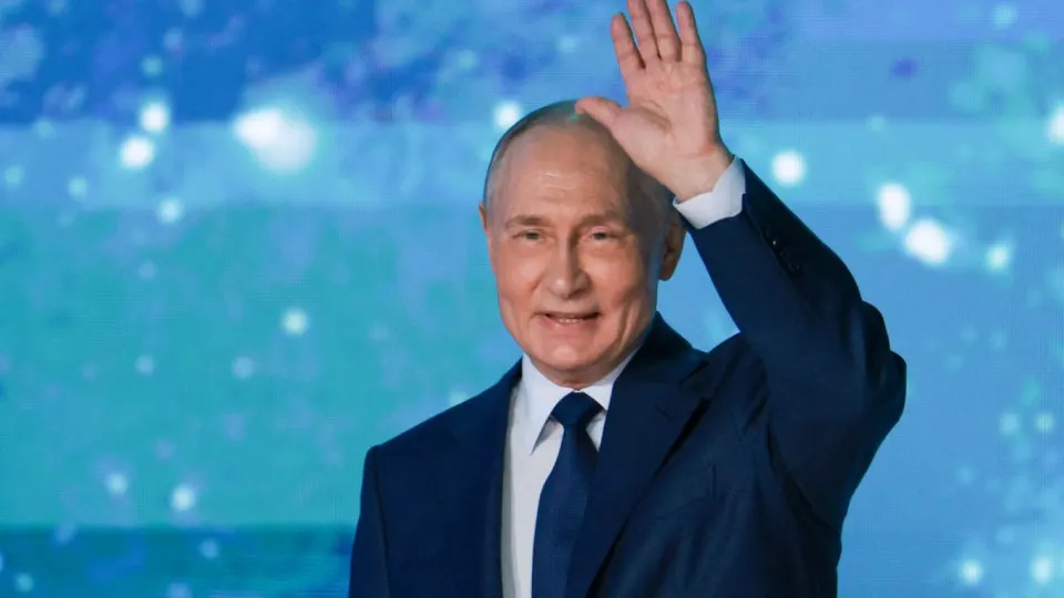 Президент Владимир Путин связал недавние перебои мобильного интернета с мерами по предотвращению терактов и поручил обеспечить бесперебойную работу Госуслуг, платёжных систем и записи к врачу даже во время ограничений связи.