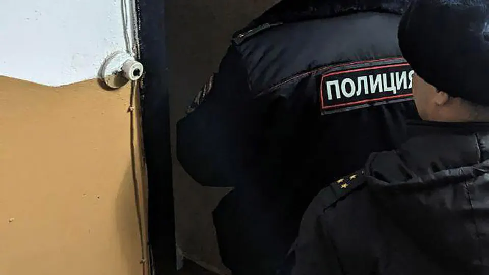 Двое молодых людей, один из которых несовершеннолетний, задержаны после того, как на дверях квартир трёх сотрудников Роскомнадзора обнаружили молотки со следами бурой жидкости. Инцидент связан с контекстом масштабной блокировки мессенджера в России и резким ростом скачиваний VPN.