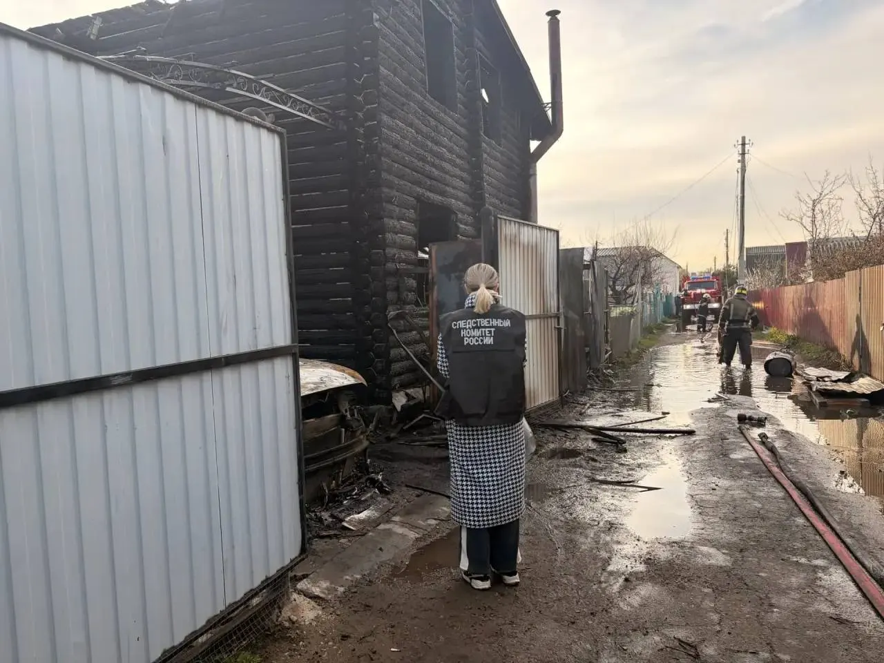 Во время пожара в жилом доме на Вишневой улице погибла 10-летняя девочка, её родители госпитализированы с ожогами. Следователи возбудили уголовное дело и проводят проверки.