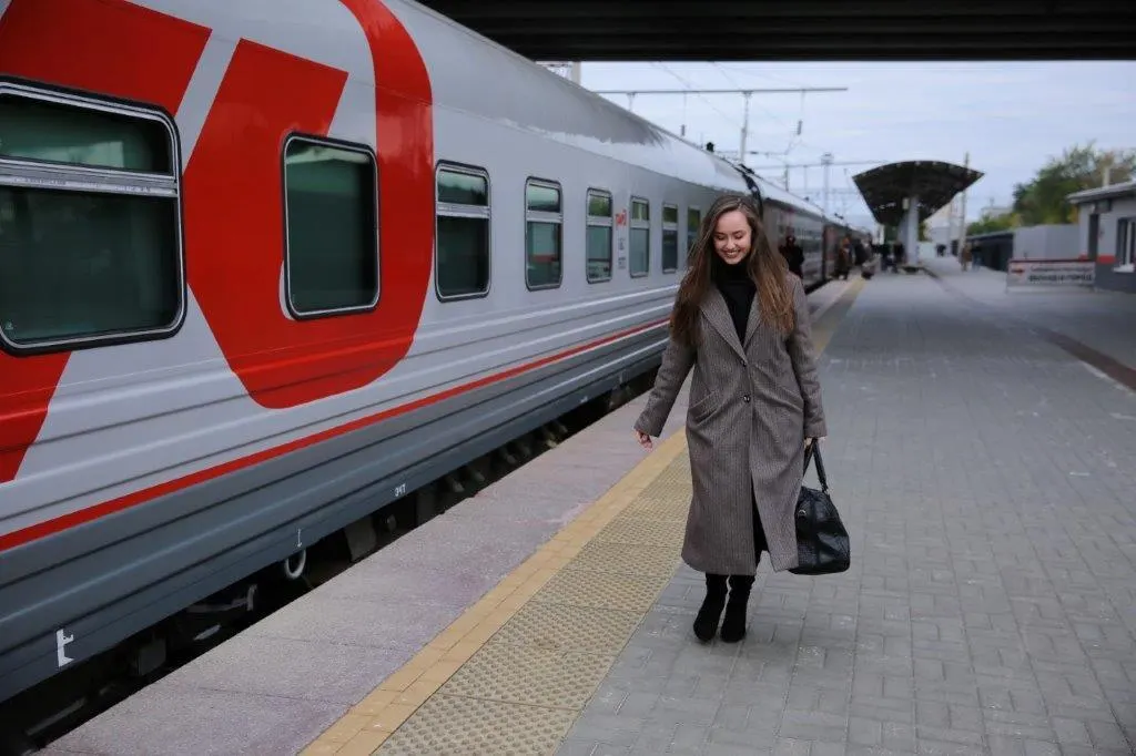 Планируется ускорить сообщение между Москвой и Саратовом: предлагают сократить время в пути на два часа и использовать двухэтажные вагоны для увеличения провозной способности и повышения комфорта пассажиров.