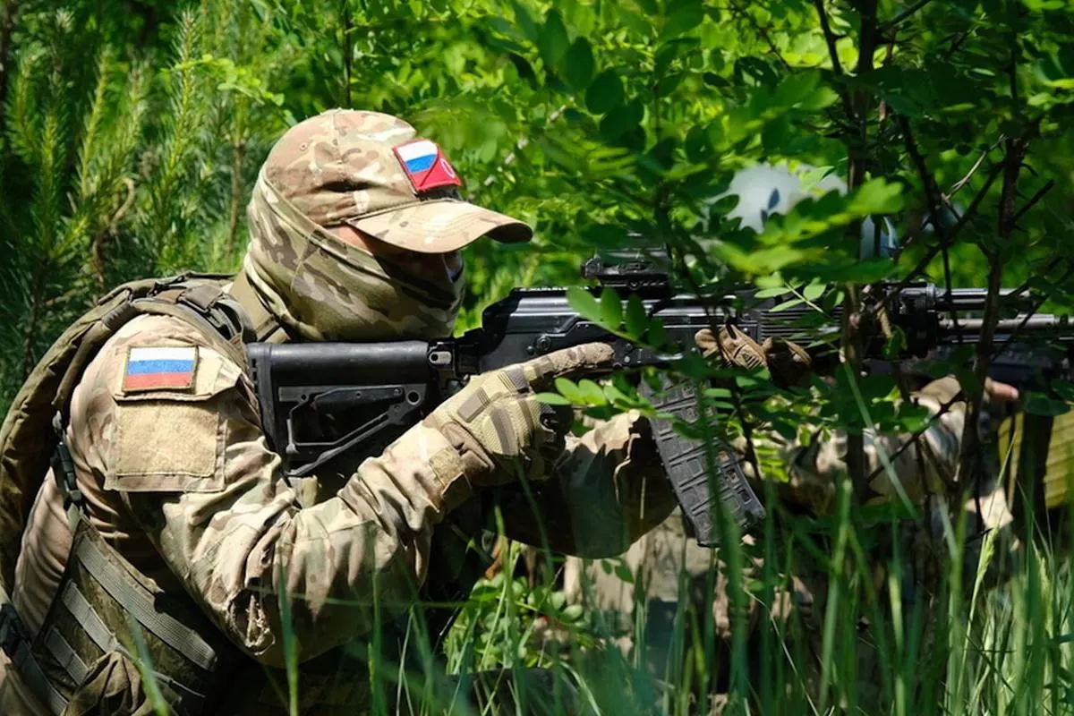 Аналитики Института изучения войны отмечают, что амбиции Москвы по полному захвату Донбасса противоречат текущей ситуации на фронте: темпы продвижения замедлились, а украинские контратаки и география местности делают такой сценарий сомнительным.