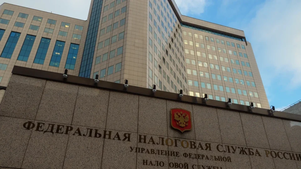 Налоговики активнее проверяют случаи закрытия и повторного открытия ИП, которыми предприниматели пользовались для «обнуления» лимитов по НДС. За фиктивную перерегистрацию грозят доначисления, пени и штрафы на фоне роста дефицита федерального бюджета.