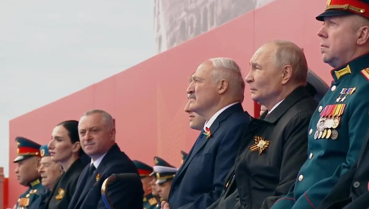 Президент назвал День Победы «священным праздником», отдал дань подвигу советского народа и связал поколение победителей с современными воинами, при этом на трибуне рядом с ветераном впервые оказался участник специальной военной операции.