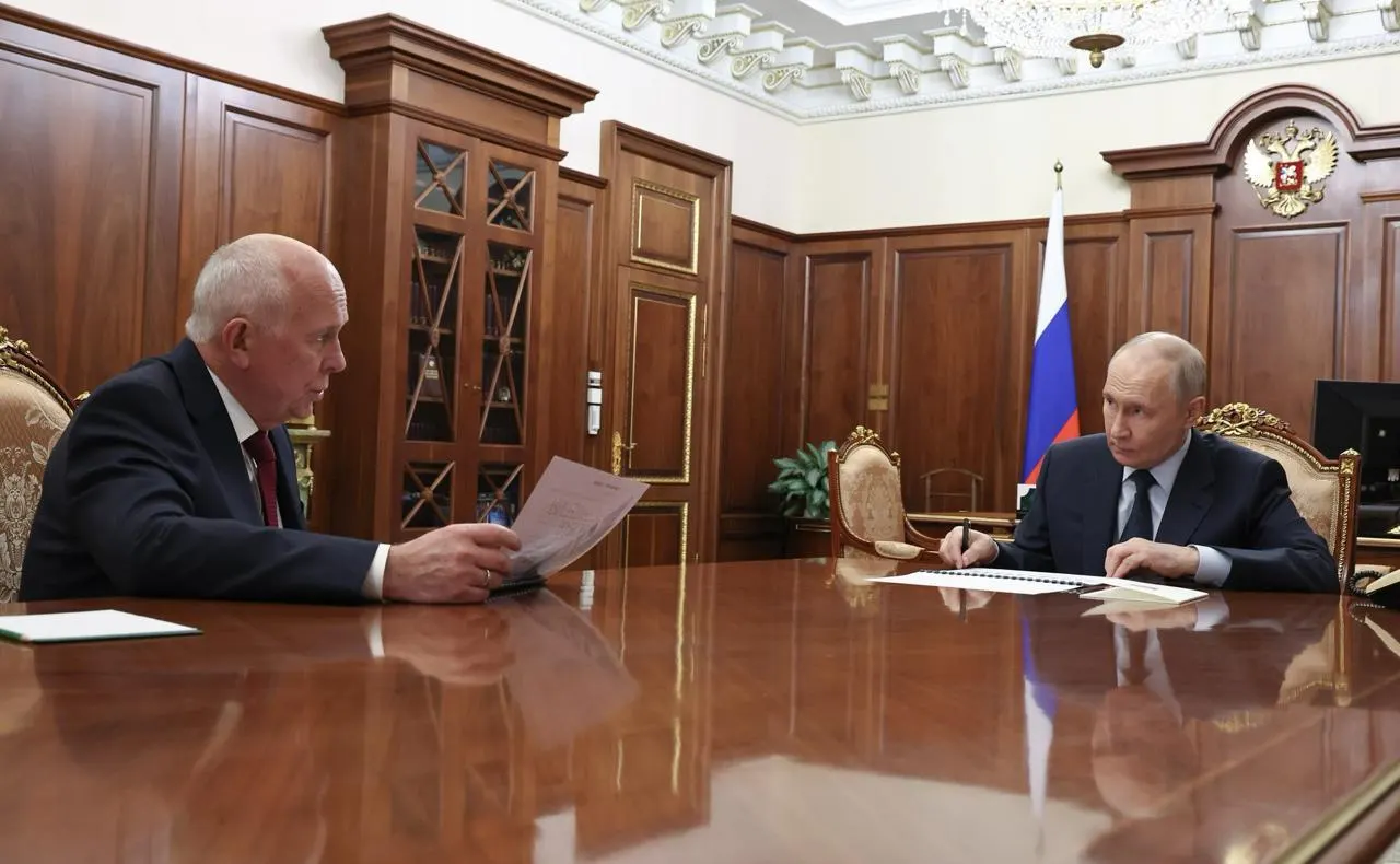 Глава Ростеха доложил президенту о срыве сроков: серийное производство МС‑21 и «Суперджет‑100» ожидается не раньше следующего года, тогда как ранее назывались другие сроки и планы по выпускаемым самолётам к 2030‑му.