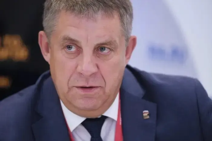 После отставки Александр Богомаз рассматривается как претендент на вакантный мандат депутата Госдумы. Параллельно в приграничных регионах идут кадровые перестановки на фоне уголовных дел, связанных со строительством защитных сооружений.
