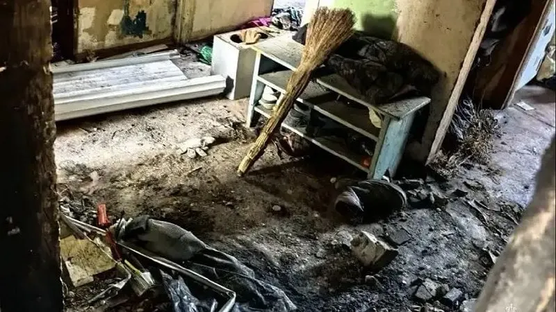 Пожар в многоэтажном доме: пожарные спасли троих мужчин, один из них госпитализирован с отравлением продуктами горения.