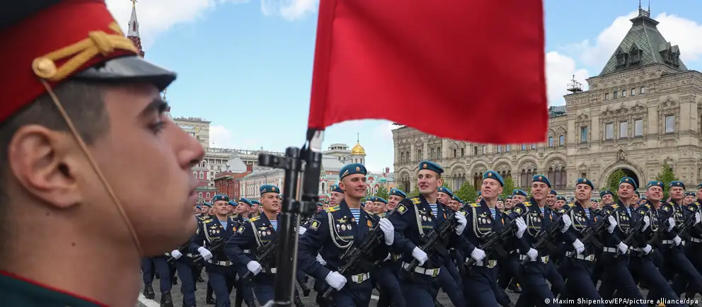 Формат празднования Дня Победы в 2026 году заметно сократили: в Москве техника не выйдет на парад, в ряде регионов парады и салюты отменили. Официально это объясняют соображениями безопасности, эксперты указывают и на другие причины.