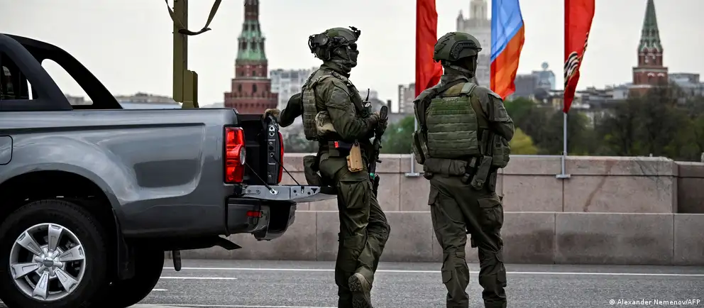 Российские власти отменили приглашения иностранным журналистам и изменили формат парада на Красной площади. Празднования пройдут в сокращённом виде — в ряде регионов массовые мероприятия отменены из‑за угроз и атак беспилотников.