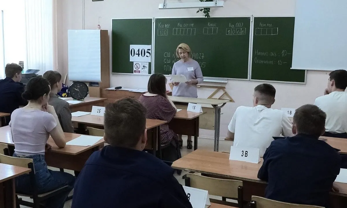 Рособрнадзор рекомендовал, чтобы организаторы и охрана не прикасались к участникам экзаменов и их вещам; при срабатывании металлоискателя предлагается попросить добровольно выложить или сдать предмет.