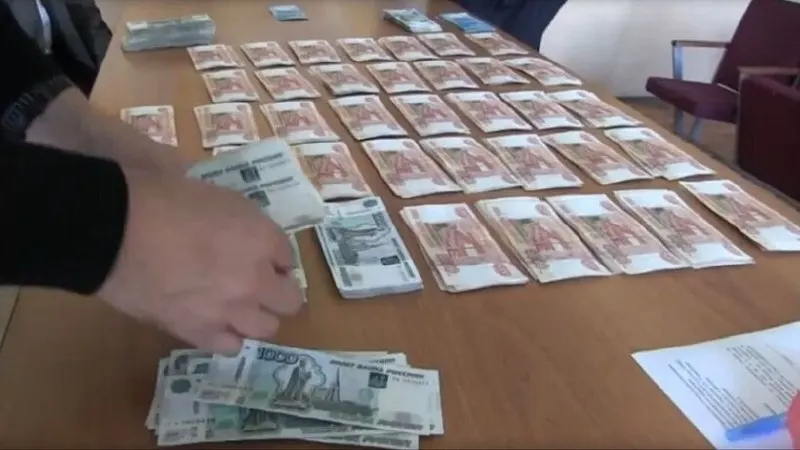Полицейские в Саратове задержали двух курьеров, причастных к передаче похищенных у 74‑летнего мужчины 2,5 млн рублей. По версии полиции, потерпевшего вводили в заблуждение телефонные мошенники.