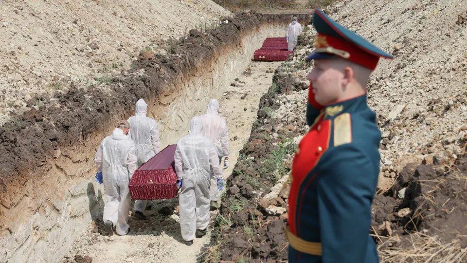 Анализ поимённых списков, реестра наследственных дел и судебной статистики даёт документально обоснованную минимальную оценку в 352 тысячи погибших российских военнослужащих к концу 2025 года; в неё включены как регистрации через ЗАГС, так и судебно признанные погибшими.