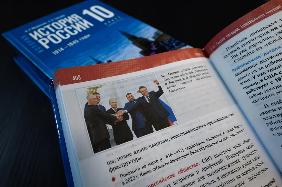 Линейка учебников для средней школы 2025 года предлагает упрощённый и идеологически выверенный взгляд на прошлое: современные государственные проекты вплетаются в древнюю историю, спорные эпизоды и преступления правителей часто умалчиваются, а сложные процессы подаются в форме «мы правы — они виноваты». Это снижает образовательную ценность предмета и превращает его в инструмент воспитания лояльности.
