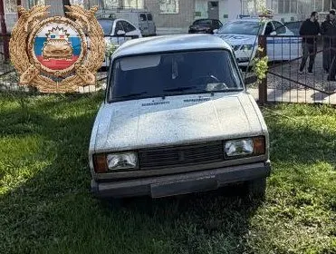Утром 4 мая возле дома на Ломоносова в Петровске автомобиль без водителя самостоятельно скатился в кювет и сбил пожилую женщину. Пострадавшую госпитализировали.