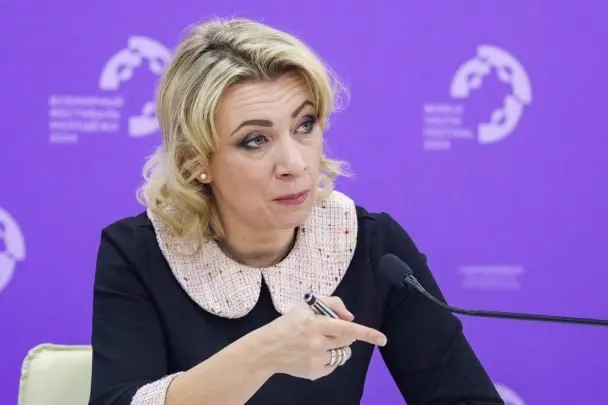 Официальный представитель МИД РФ Мария Захарова утверждает, что сотрудники Госдепа уведомляют российских дипломатов о том, что их дети, рождённые в США, автоматически признаны американскими гражданами; семьи, по её словам, не подавали соответствующих заявлений и узнали об этом постфактум.