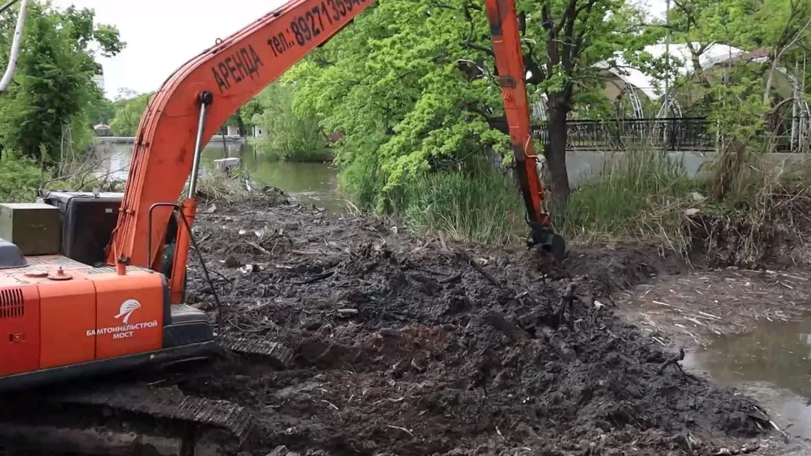 Со дна водоема извлечено более 600 кубометров ила. Для работ задействованы земснаряд и экскаватор с удлиненной стрелой — это должно улучшить экологическое состояние пруда и остановить процессы заиливания.