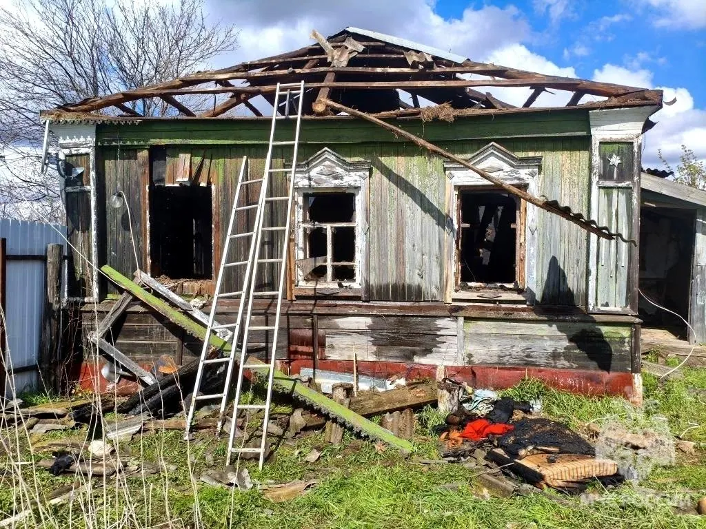 В селе Лох Новобурасского района Саратовской области сегодня утром сгорел частный дом — при тушении пожара обнаружили погибшую женщину. Причины возгорания выясняют дознаватели МЧС.