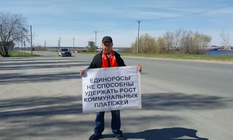 Местный житель в Балаково (Саратовская область) провёл одиночный пикет в знак протеста против резкого повышения тарифов на жилищно‑коммунальные услуги.