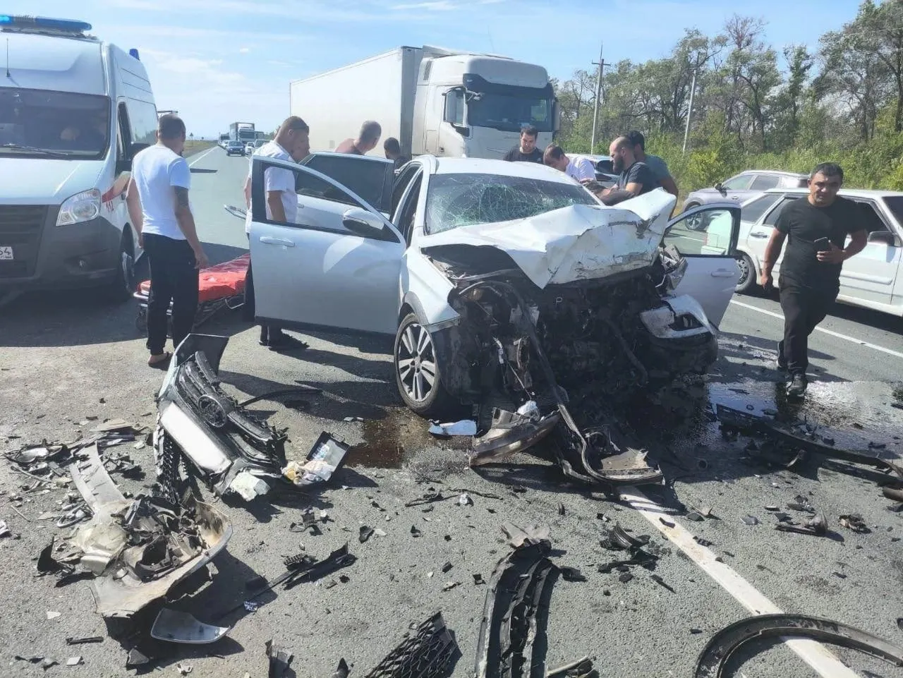 В августе на выезде из Саратова лоб в лоб столкнулись две Lada Vesta: двое погибли, ещё шестеро получили травмы. Суд признал виновным 46‑летнего водителя и назначил четырёхлетний срок колонии‑поселения.
