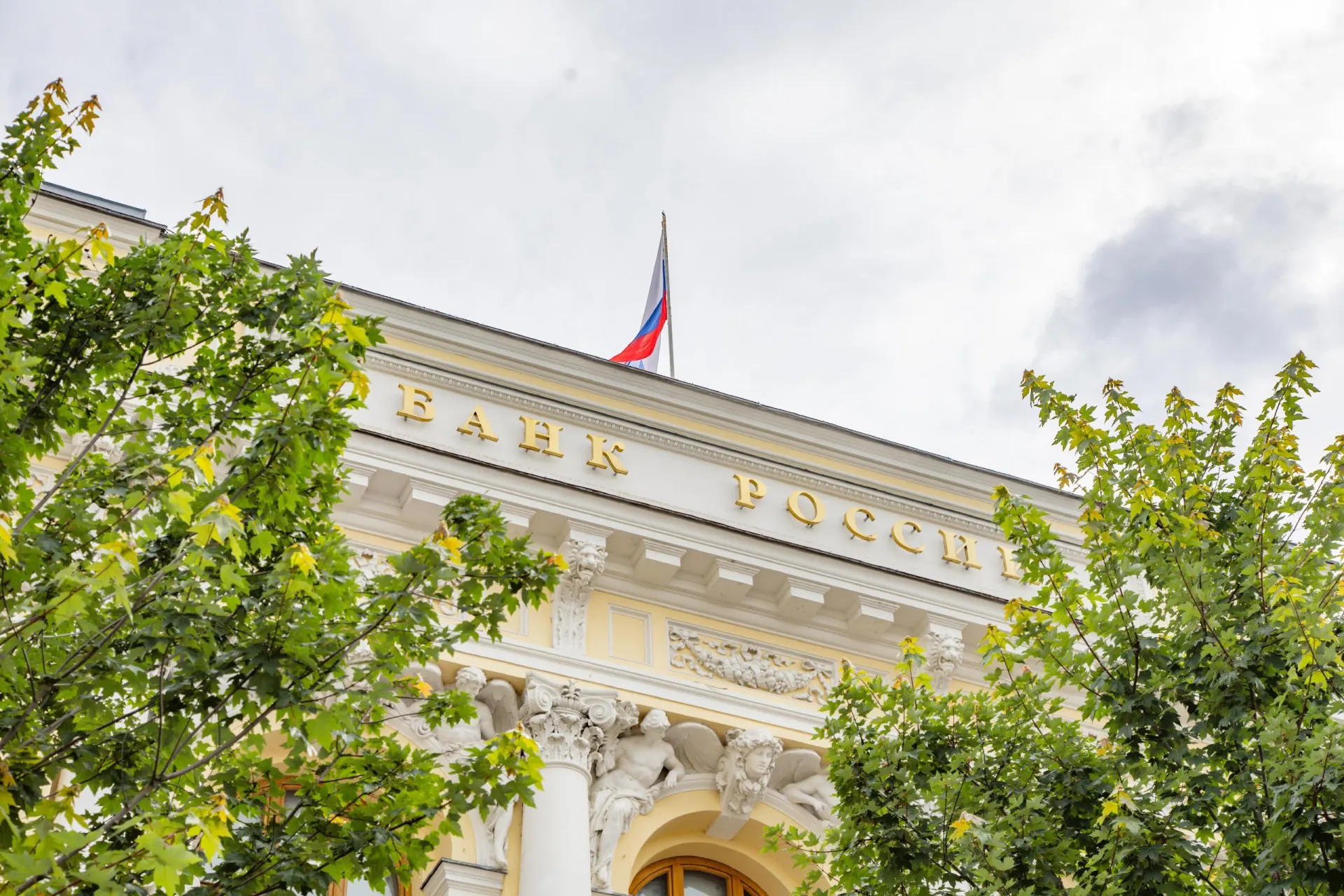 Жители Саратовской области имеют просроченную задолженность по кредитам на сумму около 22 млрд рублей; общая задолженность региона составляет примерно 391 млрд рублей.