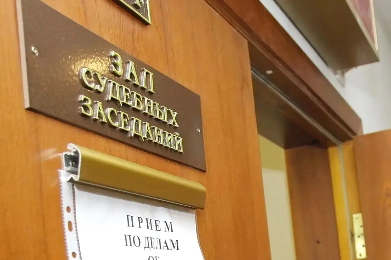 В прошлом году суды приняли 219 приговоров по статье о госизмене: большинство получили сроки 10–15 лет. Правозащитники считают официальную статистику заниженной, а число дел по «шпионским» статьям резко выросло.