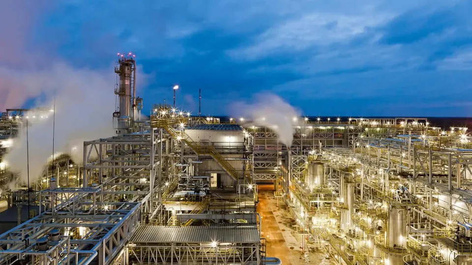 После ночного удара беспилотников 5 мая крупнейший киришский нефтеперерабатывающий завод остановил переработку и приостановил отгрузки — повреждены основные технологические объекты.