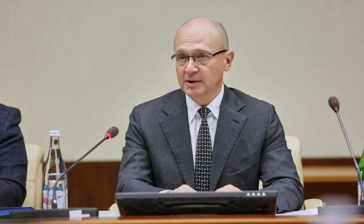 По данным нескольких собеседников, в Кремле обострилось противостояние между политическим блоком администрации и силовиками: первые предлагают управлять страной через политтехнологии, вторые — через жёсткий контроль. На этом фоне усилились ограничения в интернете и меры безопасности вокруг президента.