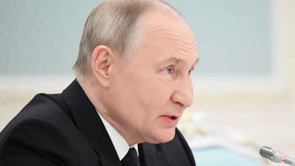 Власти поставили цель увеличить число иностранных обучающихся в российских вузах до 500 тысяч к 2030 году — при этом растёт и практика набора иностранцев и студентов для службы в вооружённых формированиях. Правозащитники и юристы предупреждают о рисках контрактов и давлении на учащихся.