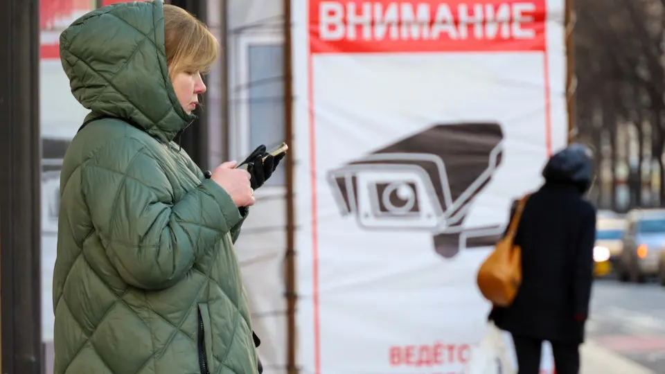 Пользователи заметили, что в государственном мессенджере сообщения со ссылками на ключи для VPN исчезают из диалогов в реальном времени, а повторная отправка может привести к выходу из аккаунта. Параллельно сервисы власти ужесточают ограничения на подключение через VPN.