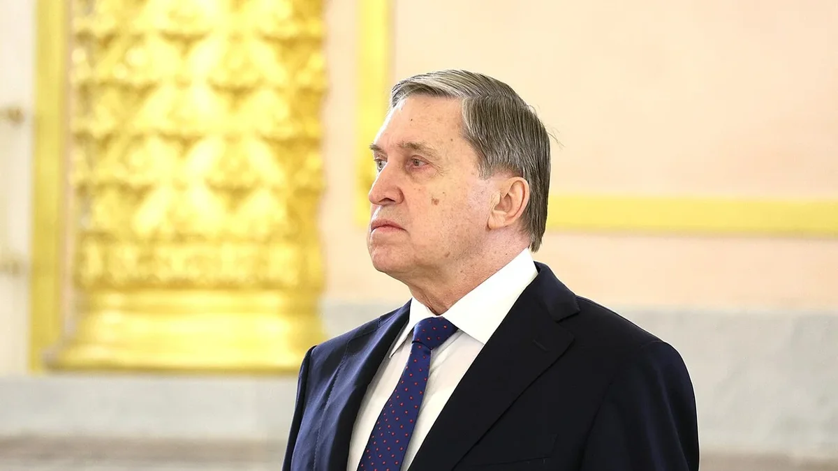 Помощник российского руководителя заявил, что боевые действия будут продолжаться до вывода украинских войск из Донбасса. По его словам, США продолжают попытки переговоров, а российский президент готов встретиться с лидером Украины лишь после достижения окончательных мирных договорённостей.