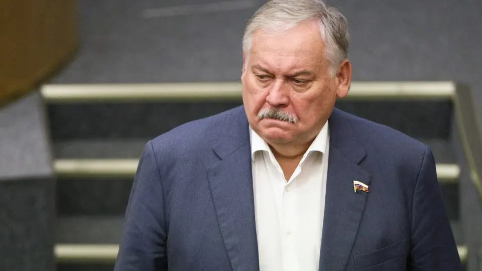 Первый зампред комитета Госдумы Константин Затулин заявил, что Латвия и Эстония нарушили обещания русскоязычному населению; его слова прозвучали на фоне законопроекта о праве президента применять войска за границей и предупреждений разведок о рисках эскалации с НАТО.