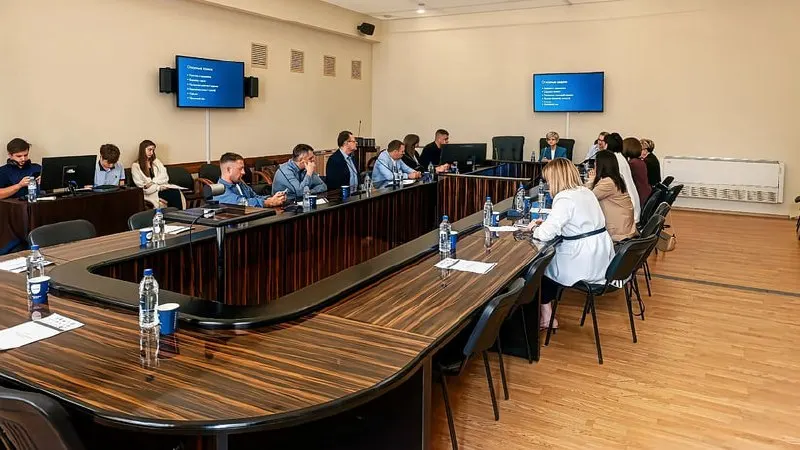 На конференции в СГУ глава саратовского отделения фонда «Защитники Отечества» Денис Белоусов порекомендовал работодателям нанимать бывших военнослужащих парами, чтобы облегчить их адаптацию и снизить риски, связанные с посттравматическим стрессом.