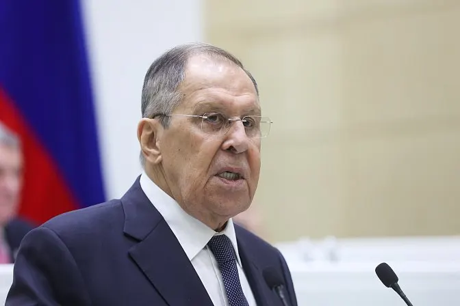 Глава МИД РФ заявил, что нормы ЕАЭС и ЕС взаимоисключающие, поэтому вопрос членства Армении нужно разрешать быстро — от этого зависят тарифы и фитосанитарные правила. Ранее в Москву вызывали посла Армении, а на часть продукции введены ограничения.